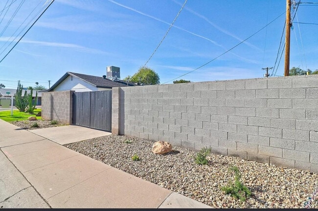 Building Photo - 8144 E Fairmount Ave