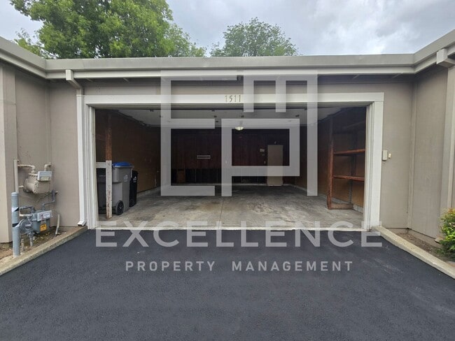 Building Photo - 3/1.5 Townhouse, 2 Car Garage, One Pet Neg...