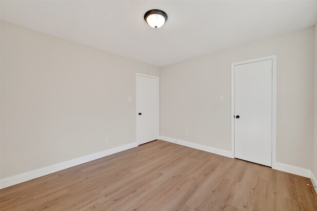 Building Photo - 5530 Oak Falls Dr
