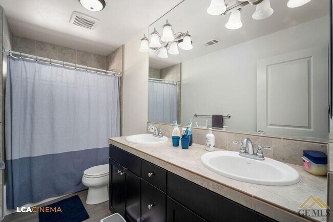 Building Photo - Luxury Living in Windermere Seven Oaks: Modern 5 Bed, 3 Bath Home with Pool, Solar, and Gated Nei...