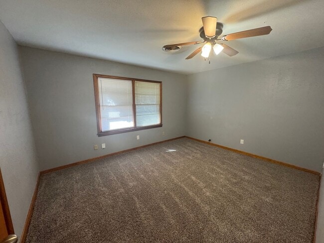 Building Photo - 2218 Rosewood Dr