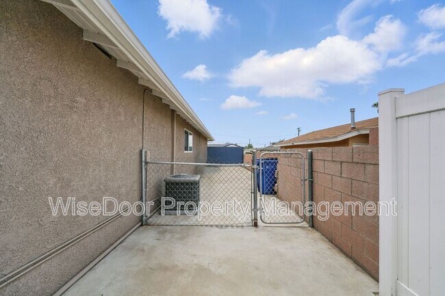 Building Photo - 387 E Nubia St
