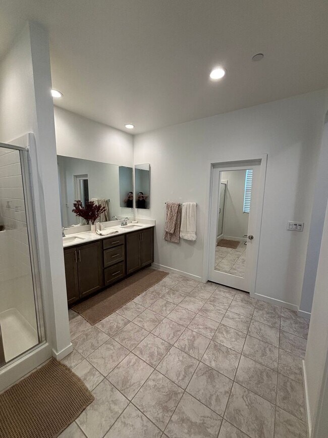 Building Photo - Beautiful Town-Home Bedford Community!