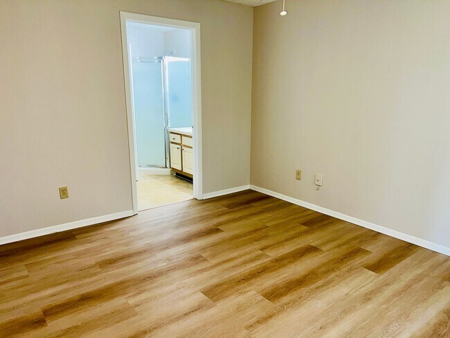 Building Photo - 2585 Grassy Point Dr