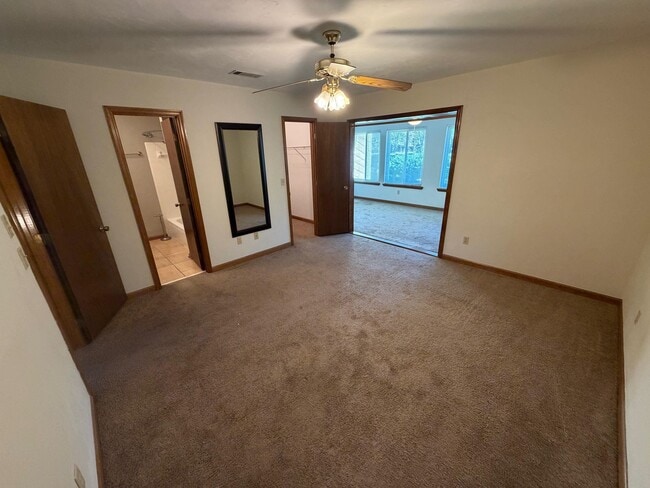 Building Photo - 3207 Shamrock St E