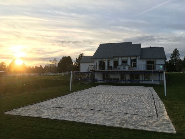 Building Photo - Beautiful Tri-Level Living on 5 Acres!