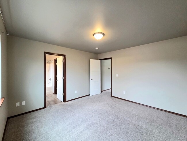 Building Photo - 3-Bed, 2.5-Bath Townhome w/ 2-Car Garage