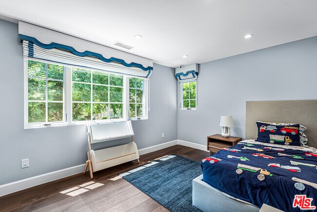 Building Photo - 716 N Roxbury Dr