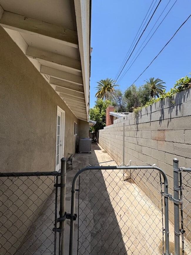 Building Photo - Redlands 4 Bedroom Home