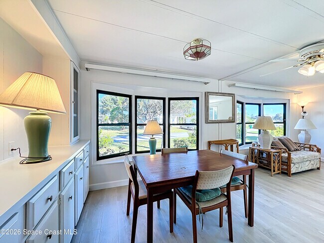 Building Photo - 909 Sequoia St