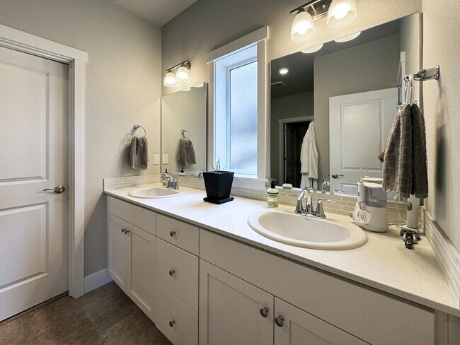 Building Photo - 2771 Cascara Dr