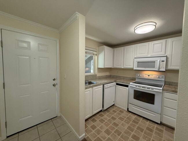 Building Photo - 2 Bed 1 Bath Totem Lake Condo