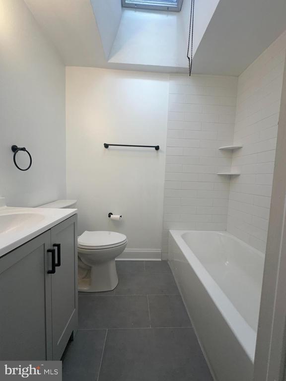 Building Photo - 2204 Lynn Blvd