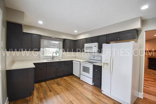 Building Photo - 2 Bedroom + Flex Rm/2 Bath Duplex with Garage