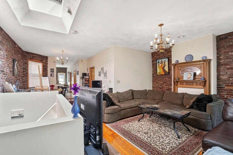 Building Photo - 67 Baldwin St