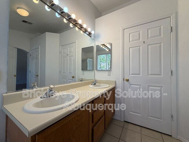 Building Photo - 1405 Secret Valley Dr SW