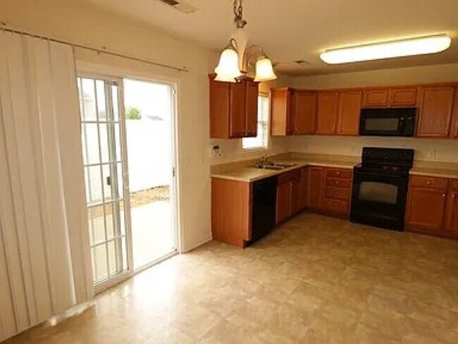 Building Photo - Charming 3-Bedroom Townhome in Prime Winst...