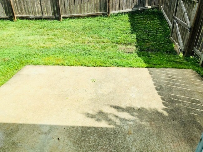 Building Photo - Updated 3bed 2 bath with fenced in yard!