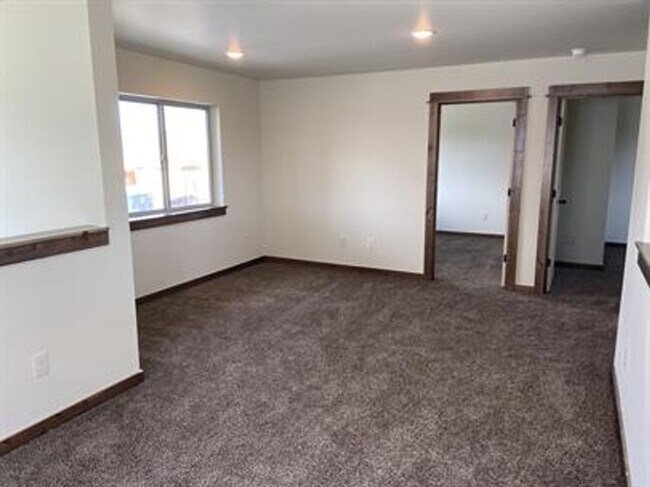 Building Photo - Spacious and Nicely Finished Townhome in Bozeman