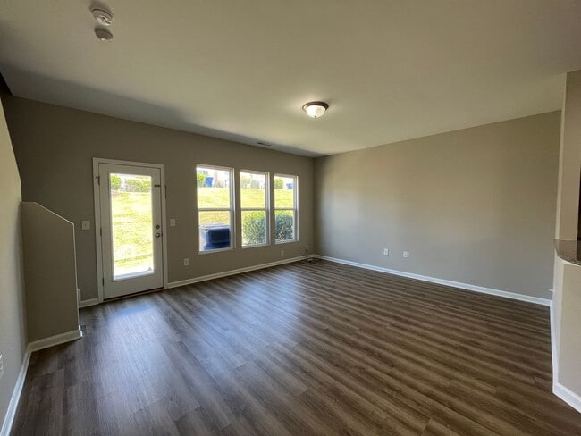 Building Photo - Corner Unit 3BD, 2.5BA Townhouse in North ...