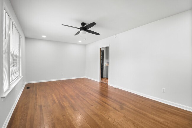 Building Photo - 10 Lexington Dr