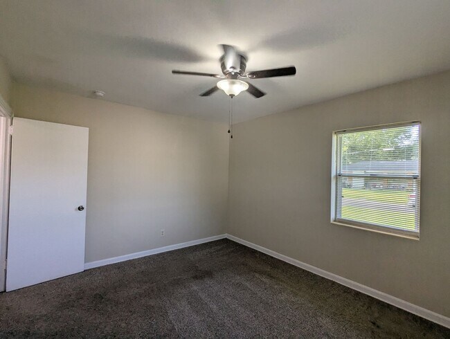 Building Photo - Great 3 Bedroom 1 Bath in convenient locat...