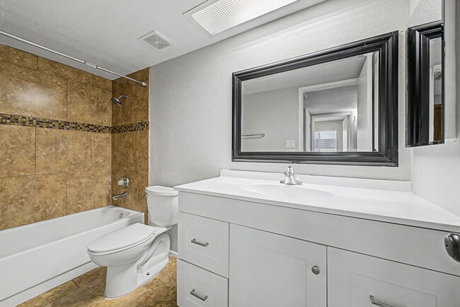Building Photo - 3223 E Emerald Cir