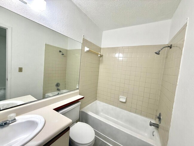 Building Photo - 403 Country Aire Dr