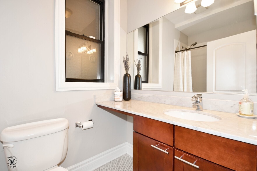 Bathroom 2 (full) - 211 W Saint Paul Ave