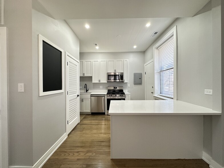 Building Photo - 3842 N Wilton Ave