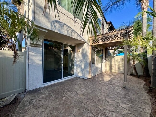 Building Photo - Beautiful and Spacious 3 Bedroom 2.5 Bath ...