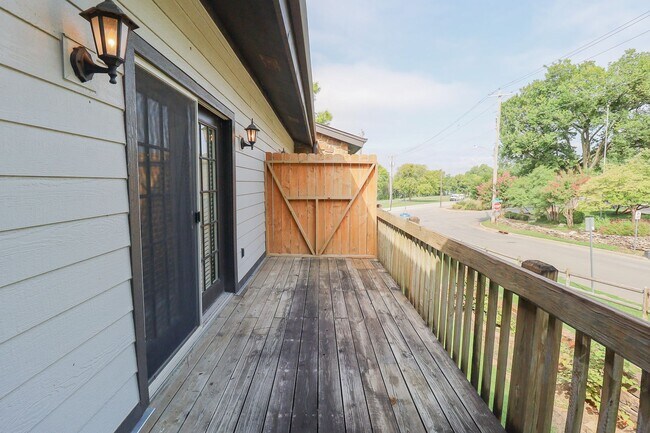 Building Photo - $1,655 / 2 Bed / 2 Bath / 1,150 sqft REMOD...