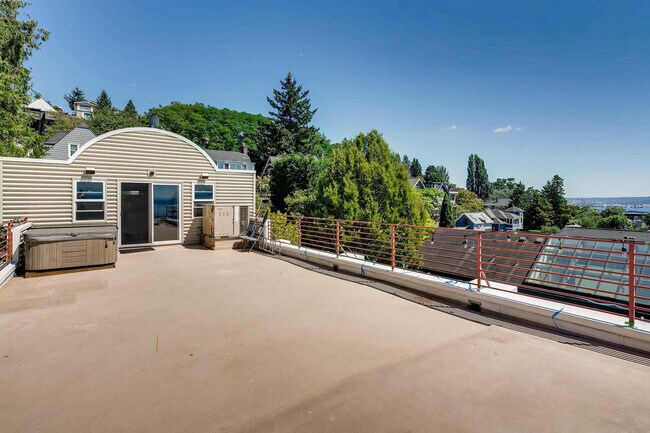 Building Photo - Queen Anne Home