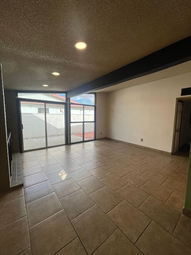 Building Photo - Beautifully Updated 3 Bedroom/2 Bathroom H...