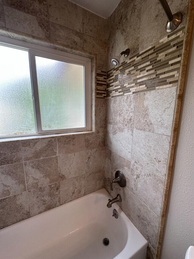 Building Photo - 5090 N Roosevelt Ave