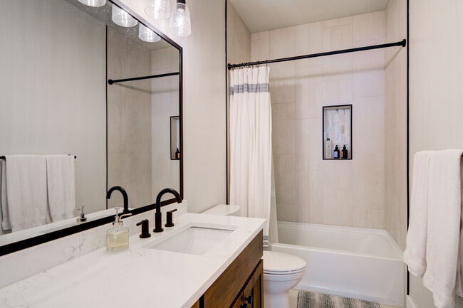 Building Photo - 32 E Clara Ct