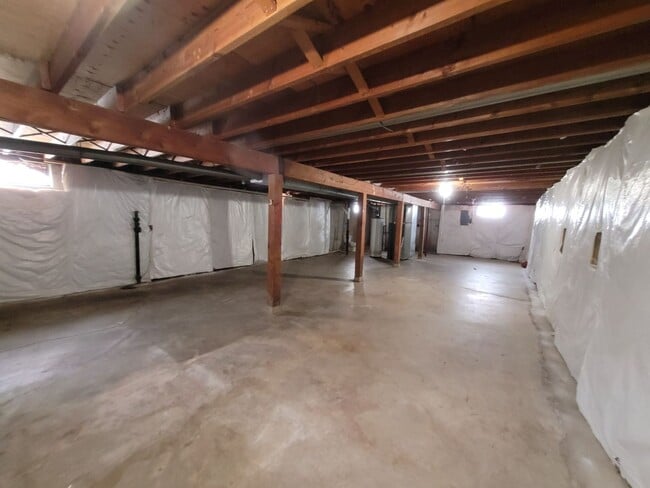 Building Photo - Four Bedroom Single-Family Home