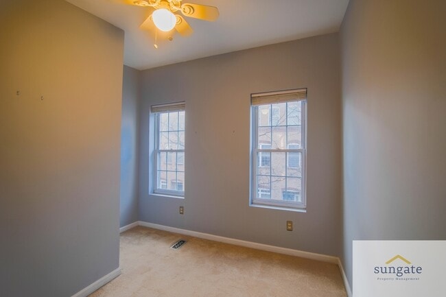 Building Photo - 615 S Glover St