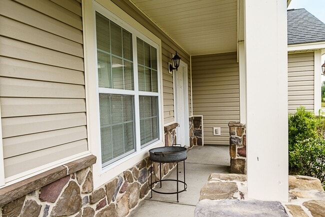 Building Photo - Three Bedroom House with Gated Backyard