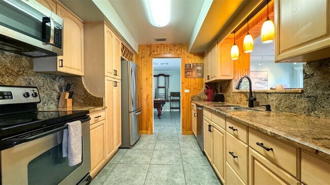 Building Photo - 1531 Hill Dr