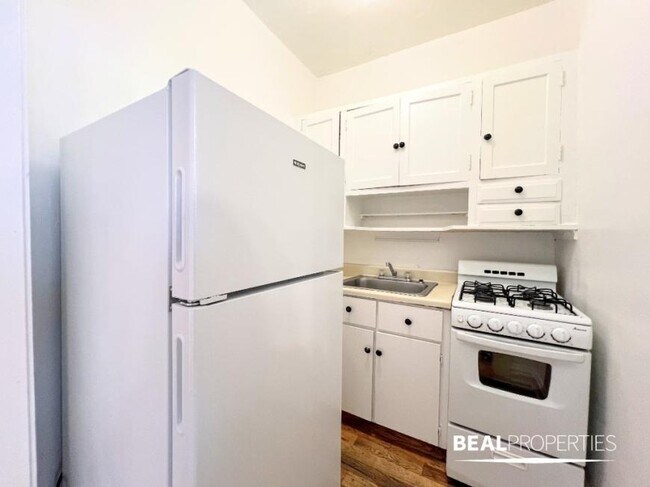 Building Photo - 1 bedroom in CHICAGO IL 60625