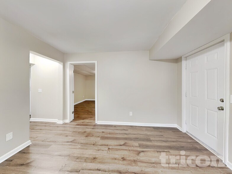 Building Photo - 401 Breeze Way