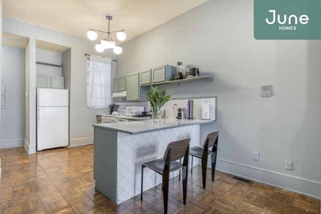 Building Photo - ROOM ONLY in 5-bed/2.0-bath Home