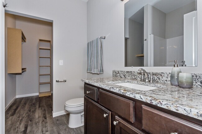 Building Photo - 2242 E Cheyenne Ct