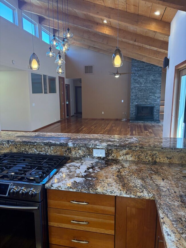 Building Photo - Unfurnished, 1-year long-term rental, Procure Only