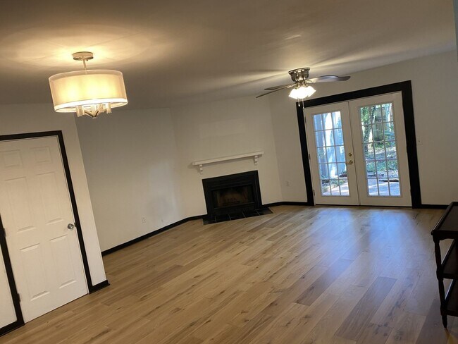 Building Photo - 3 bedroom / 2.5 bath Townhome – Spacious T...