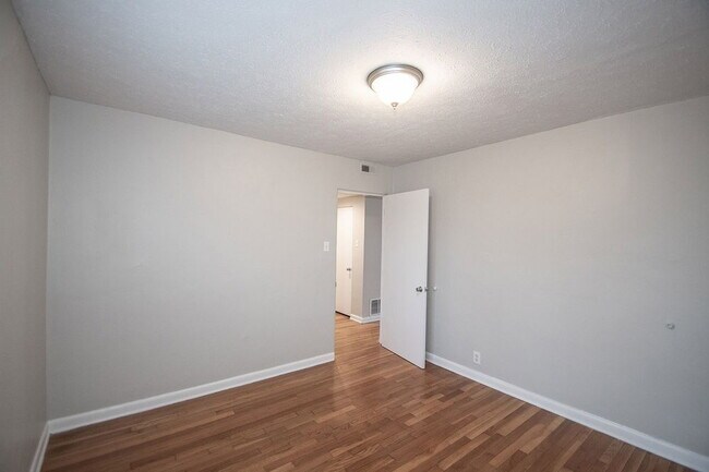 Building Photo - "Charming 2-Bedroom Retreat with Hardwood Elegance in Indianapolis"