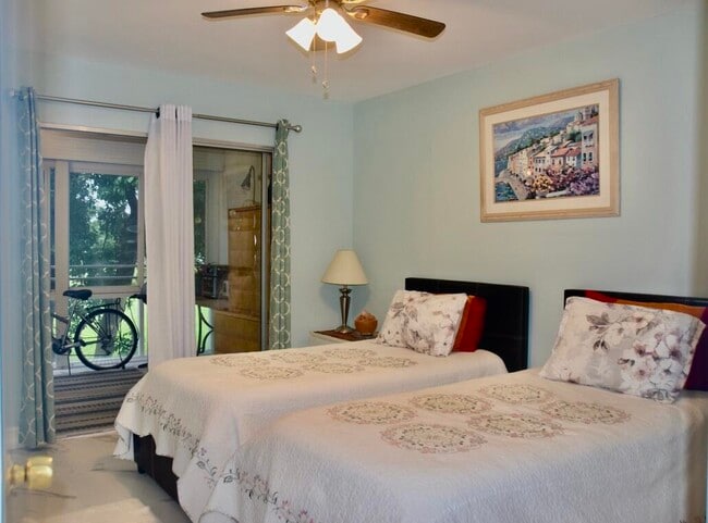 Building Photo - 364 Keswick C