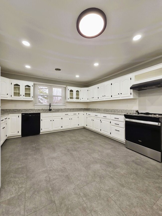 Building Photo - Remodeled ranch on large serene lot in Amelia County.