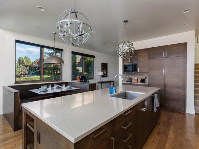 Building Photo - 6 Silver Peaks Dr